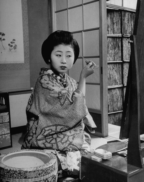 Một Geisha tỉ mỉ trang điểm, làm tóc để có diện mạo hoàn hảo nhất mỗi khi ở bên ngoài.
