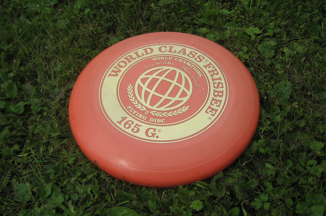 Thi thể người chết đem hỏa táng rồi làm thành đĩa Frisbee. Sau khi qua đời, thi hài của Edward Headrick được đem hỏa táng. Sau đó, tro cốt của ông được trộn với nhựa rồi làm thành 1 chiếc đĩa Frisbee rồi trao lại cho gia đình và bạn bè của ông. Frisbee là trò chơi khá phổ biến khi những người chơi sẽ lia chiếc đĩa vào không trung để bạn chơi chụp bắt.