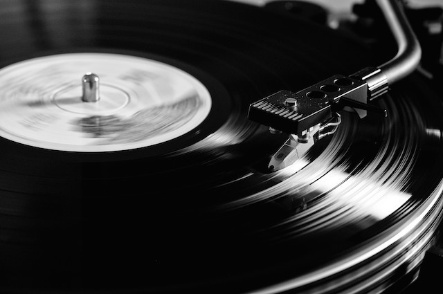 Dùng tro người chết để làm đĩa than (đĩa vinyl). Công ty sản xuất đĩa hát And Vinyly ở Anh đã mở ra hạng mục kinh doanh độc đáo đó là làm ra những chiếc đĩa than làm từ tro cốt của người đã khuất. Theo đó, tro cốt của người đã khuất được trộn vào cùng với nhựa vinyl thô để tạo nên một hỗn hợp đặc biệt làm ra những chiếc đĩa than. Chiếc đĩa đó có thể ghi lại bất kỳ âm thanh gì, từ những lời tâm sự cho đến một bản nhạc.