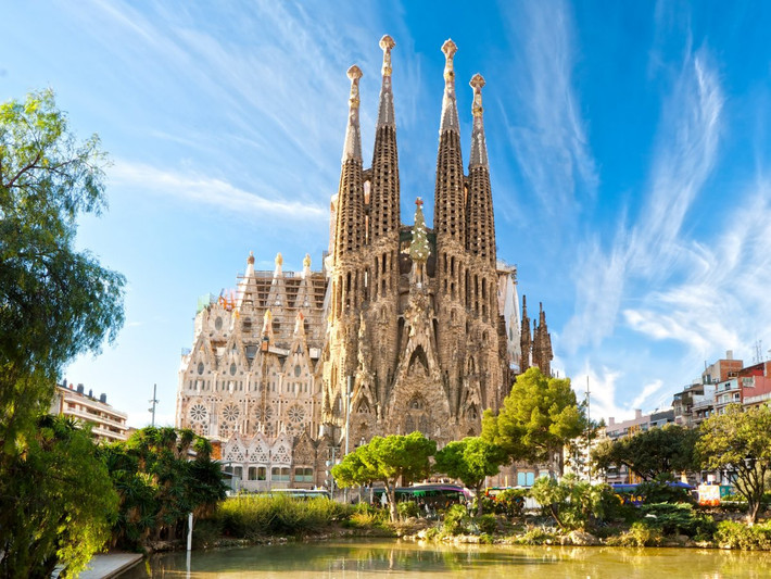 Nhà thờ La Sagrada Familia, một công trình kiến trúc lừng danh còn dang dở từ hơn 100 năm trước. Kiến trúc sư Antoni Gaudí là "cha đẻ" của công trình này đã không thể chứng kiến kiệt tác này được hoàn thành do hiện tại nó vẫn trong quá trình xây dựng.
