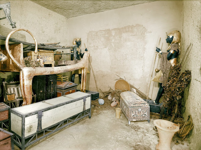 Năm 1922, nhà khảo cổ Howard Carter và nhóm khảo cổ của mình lần đầu tiên phát hiện lăng mộ Tutankhamun sau 15 năm tìm kiếm. Nhiếp ảnh gia người Anh Harry Burton đã chụp loạt ảnh đen trắng quá trình các nhà khảo cổ khai quật lăng mộ vị pharaoh huyền thoại của Ai Cập.