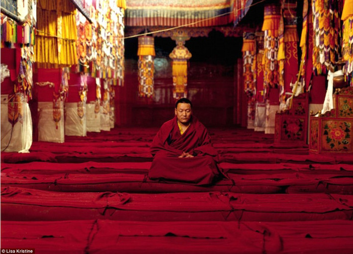 Nhà sư ngồi thiền bên trong tu viện Drepung ở chân núi Gephel, Tây Tạng. Tu viện này là nơi hơn 10.000 nhà sư tu hành.