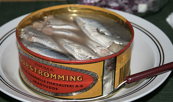 Món cá thối Surströmming là đặc sản của quốc gia Thụy Điển. Mặc dù là đặc sản nhưng không phải người nào cũng có thể thưởng thức sau khi ngửi thấy mùi của món ăn này.
