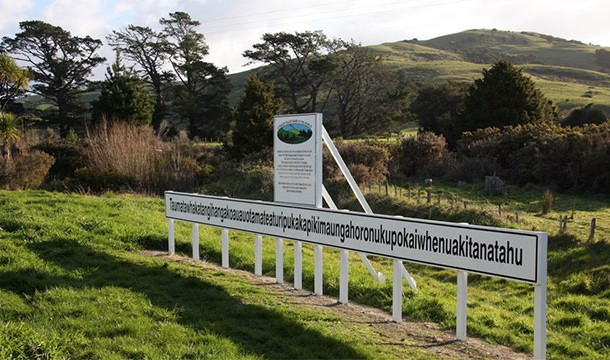 Ngọn đồi Taumatawhakatangihangakoauauotamateaturipukakapikimaungahoronuku-pokkaiwhenuakitanatahu ở Taumata, New Zealand là địa danh có tên dài nhất thế giới.