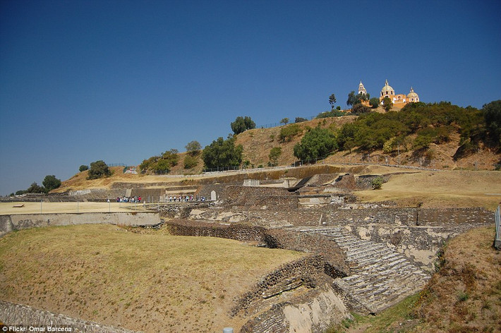 Kim tự tháp lớn nhất thế giới - Đại kim tự tháp Cholula nằm trên ngọn núi lớn gần Puebla, Mexico. Nền móng của Đại kim tự tháp Cholula lớn gấp 4 lần Đại kim tự tháp Giza của Ai Cập.