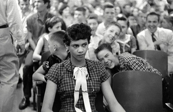 Dorothy Counts là trong những sinh viên da màu đầu tiên theo học tại trường trung học Harry Harding, Mỹ năm 1957. Đây là một ngôi trường toàn sinh viên da trắng, mới xóa bỏ nạn phân biệt chủng tộc. Do đó, bức ảnh lịch sử chụp Counts bị nhiều sinh viên da trắng trêu chọc, chế giễu khi theo học tại Harry Harding cung cấp cho độc giả cái nhìn chân thực về nạn phân biệt chủng tộc thời điểm đó.
