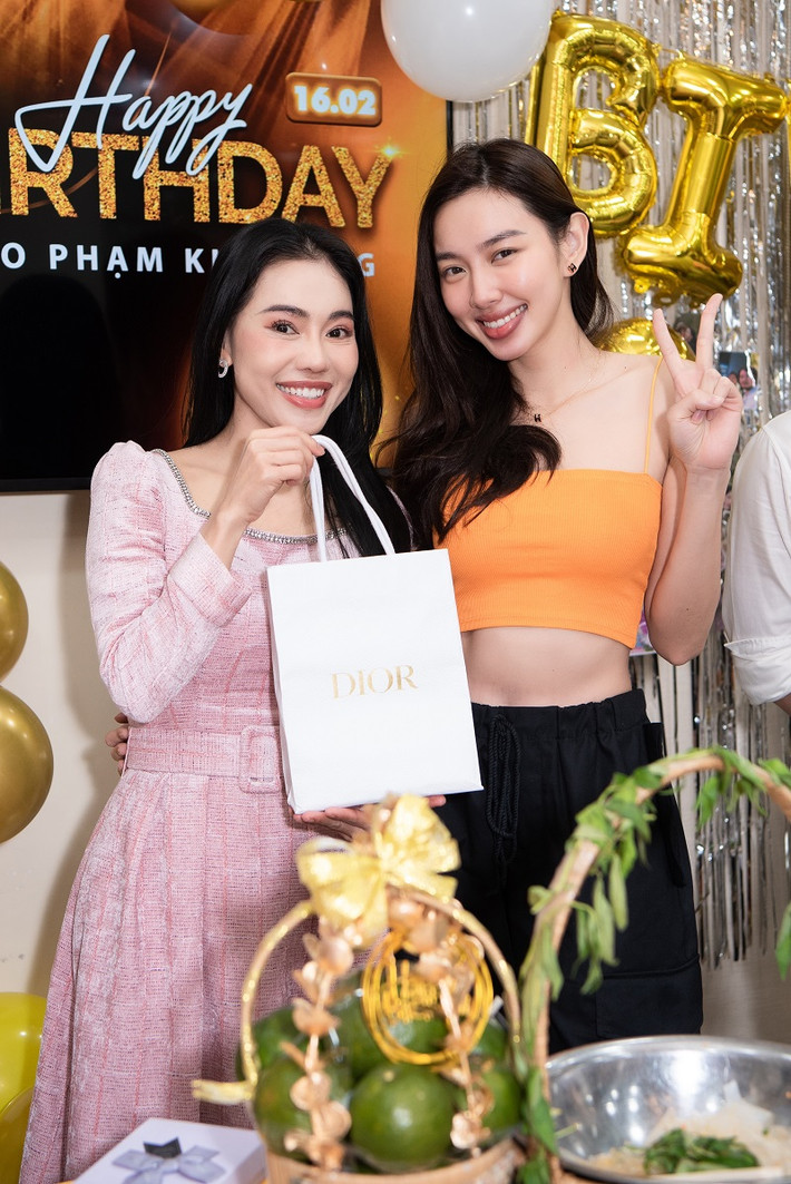 Đặc biệt Hoa hậu Hòa bình Quốc tế Nguyễn Thúc Thùy Tiên bất ngờ xuất hiện cùng với món quà vô cùng độc lạ. Thùy Tiên mang đến một túi quà với thương hiệu cao cấp đắt tiền.