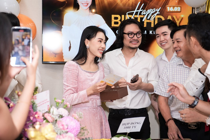 Trên trang cá nhân, "bà trùm hoa hậu" Phạm Kim Dung chia sẻ: "Chúng ta ngày nhỏ cứ mong mau lớn lên, giờ lớn lên rồi lại mong mình trẻ lại. Theo vòng tuần hoàn của thời gian thì giờ Dung lại bước qua tuổi mới. Mong tuổi mới có thể rực rỡ hơn những năm tháng cũ, còn những điều cũ mong sẽ như vậy hoài, sáng dậy có thể cùng cả nhà ăn sáng, đưa các con đi học, được bận rộn với công việc, gặp những người thương yêu suốt bao năm gắn bó, nhiêu đó là hạnh phúc lắm rồi".