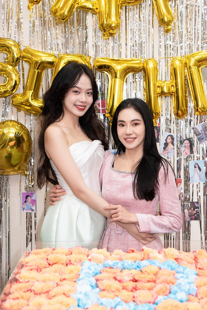 Thanh Thủy chúc mừng sinh nhật "bà trùm hoa hậu" Phạm Kim Dung.