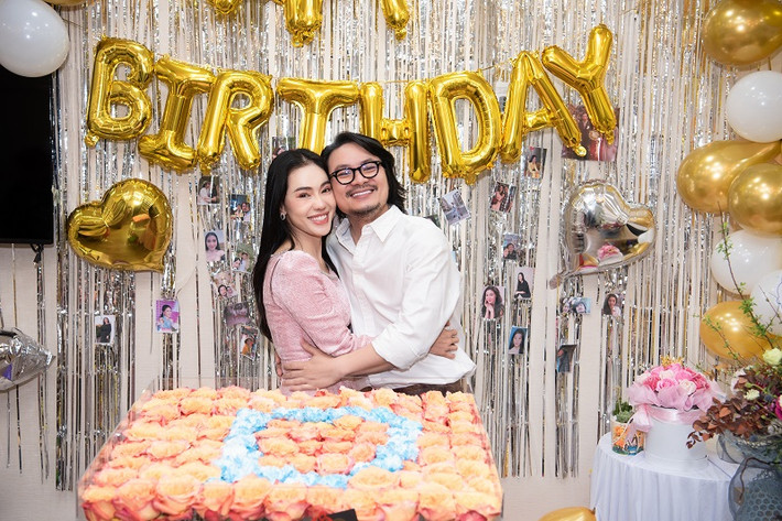 Ngày 16/2, đạo diễn Hoàng Nhật Nam cùng dàn hoa á hậu nổi tiếng đã bí mật tổ chức tiệc sinh nhật cho "bà trùm hoa hậu" Phạm Kim Dung.