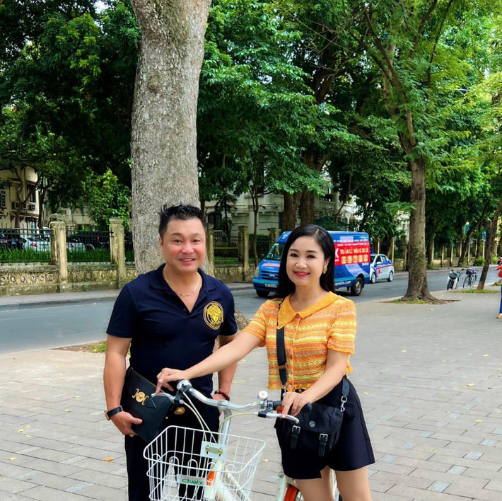 Lý Hùng từng đóng cặp với những mỹ nhân nổi tiếng hàng đầu như: Thu Hà (trong ảnh), Diễm Hương, Việt Trinh, Y Phụng, Lý Thu Thảo…