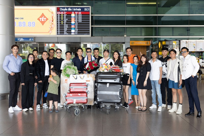 Phùng Phước Thịnh cho biết, anh thực sự bất ngờ khi không chỉ có bạn bè mà rất đông những người thân thiết đến đón anh tại sân bay như người mẫu Huỳnh Võ Hoàng Sơn, NTK Vương Khang.