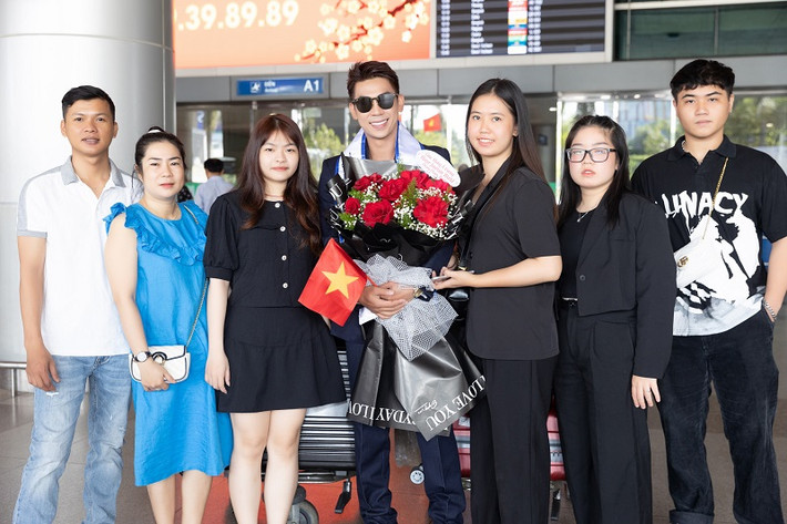 “Sau cuộc thi, điều tôi cảm nhận nhiều hơn cả giải thưởng đó là sự yêu thương của tất cả mọi người dành cho mình, với sự giúp đỡ của quản lý, êkíp, các nhà thiết kế, những người thầy, người cô đã giúp tôi có đủ tinh thần, kỹ năng để chinh chiến tốt nhất”, Phùng Phước Thịnh xúc động.