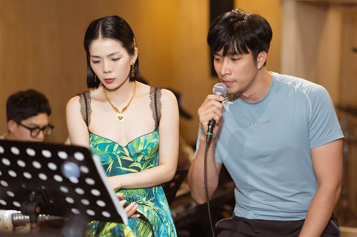 Mạnh Đồng lần đầu đứng trên sân khấu lớn với những ngôi sao hạng A nhưng cậu học trò của Lệ Quyên tự tin mình sẽ làm tốt. “Mạnh Đồng không dám đánh giá về giọng hát người thầy của mình nhưng từ khi đi hát, tôi chưa bao giờ hát với ai mà có sự thăng hoa, ăn ý như với chị Lệ Quyên. Lúc mới đi hát chung tôi cũng khá ngại ngần nhưng bây giờ chị Quyên khen, tôi đã không còn sự rụt rè như trước kia. Tôi rất hạnh phúc khi được đứng chung sân khấu với chị Quyên và các đàn anh, không e ngại, run sợ gì”, hot boy Bolero chia sẻ.