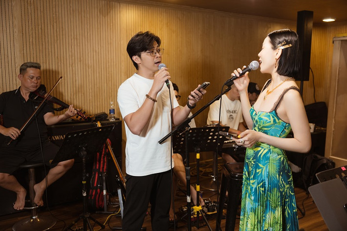 Lân Nhã là giọng ca gây chú ý của âm nhạc Việt Nam trong 1-2 năm gần đây, một hiện tượng âm nhạc đã thành công với những bản cover những tác phẩm nổi tiếng nhưng với một phong cách acoustic nhẹ nhàng, tinh tế. Lần kết hợp trước đó của Lân Nhã và Lệ Quyên ở Người tình in concert 1 đã nhận được nhiều lời khen ngợi của người xem.
