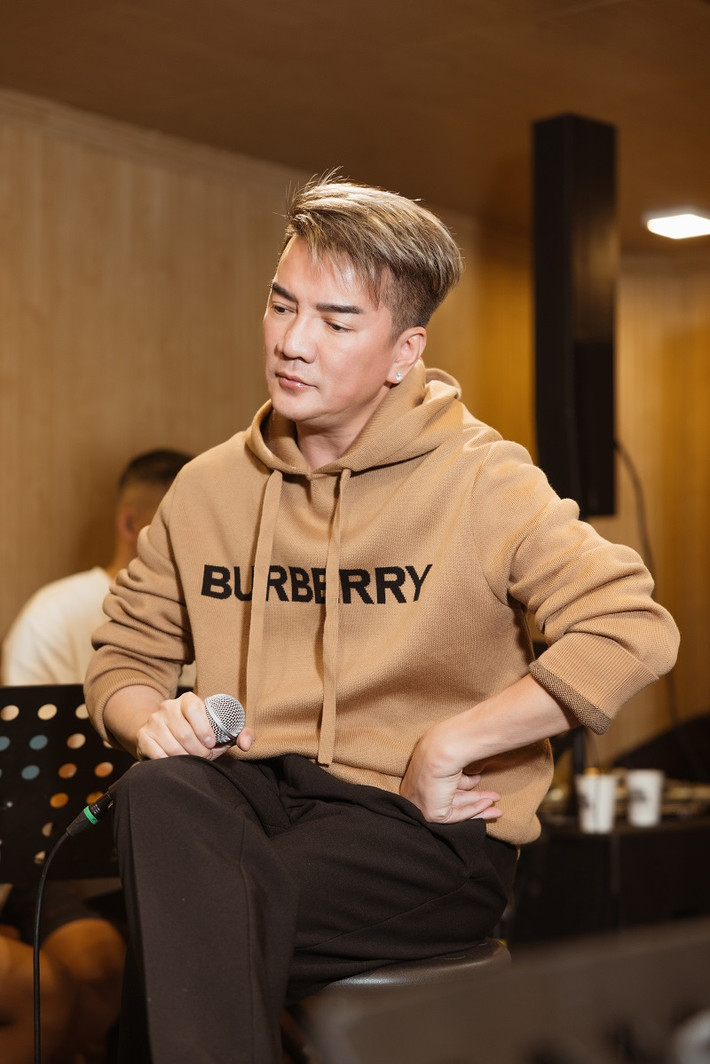 Về sự xuất hiện của mình, Đàm Vĩnh Hưng tiết lộ, anh đã nhờ nhạc sĩ Nguyễn Hoàng Duy mix các ca khúc song ca cùng Lệ Quyên và không ngờ bị nam nhạc sĩ trẻ làm khó, vì 4-5 bài hát được trộn lên theo kiểu tung hê các loại đậu với nhau.