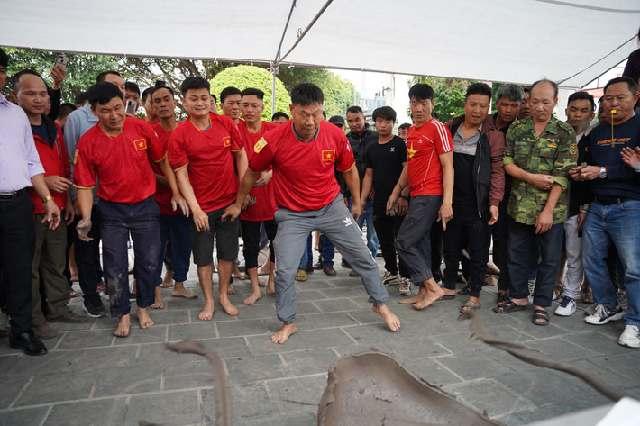 Tiếng pháo nổ giòn mỗi khi tiếp đất.