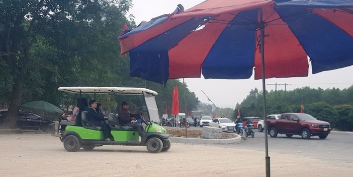 Một lái xe điện cho biết, giá vé cho quãng đường di chuyển khoảng 300m/một du khách là 10.000 đồng, mỗi chuyến xe điện thường chở từ 4 đến 7 khách. Dù không được cấp phép hoạt động, nhưng những chiếc xe điện vẫn vượt qua được các chốt kiểm soát trên đường dẫn vào chùa Côn Sơn để chở khách mà không có sự ngăn cản từ lực lượng trực chốt.