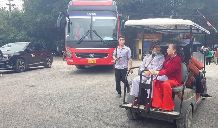 Trao đổi với PV, một lãnh đạo Ban Quản lý di tích Côn Sơn-Kiếp Bạc cho biết, những xe điện hoạt động như PV phản ánh là hoàn toàn tự phát. Người dân mua lại một số xe điện cũ từ các doanh nghiệp kinh doanh sân golf về đây hoạt động.