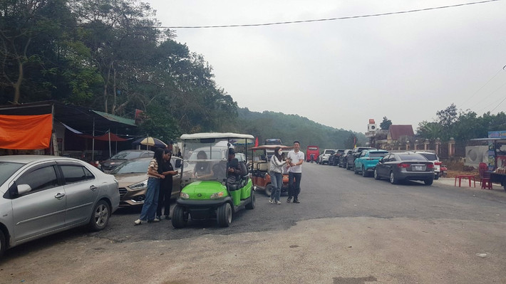 Theo đại diện Ban Quản lý di tích Côn Sơn-Kiếp Bạc, hoạt động xe điện tự phát đã gây ra nhiều bất cập như ách tắc giao thông trên tuyến đường dẫn vào chùa Côn Sơn, chưa có quy định giá cả, chưa có hướng tuyến và chưa được kiểm soát chặt chẽ. Ban Quản lý đã có ý kiến đến chính quyền địa phương, đề xuất có phương án quản lý, đủ điều kiện, giấy phép mới được hoạt động.