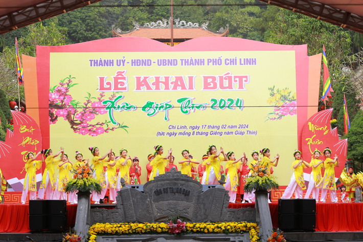 Tục khai bút và xin chữ đầu xuân là nét văn hóa đẹp từ nhiều đời nay. Tương truyền, xưa kia học trò đến thăm thầy Chu Văn An, thường được thầy thăm hỏi, trò chuyện… Qua đó, thầy thấu hiểu được tâm tư, nguyện vọng, công việc, cuộc sống của mỗi người. Khi chia tay, thầy tự tay viết tặng mỗi người một chữ ứng với những nhận định hoặc là ngầm ý gửi phương châm sống, phấn đấu cho người đó. Ai được tặng chữ đều coi những chữ đó như báu vật, mang về treo ở nơi trang trọng nhất.