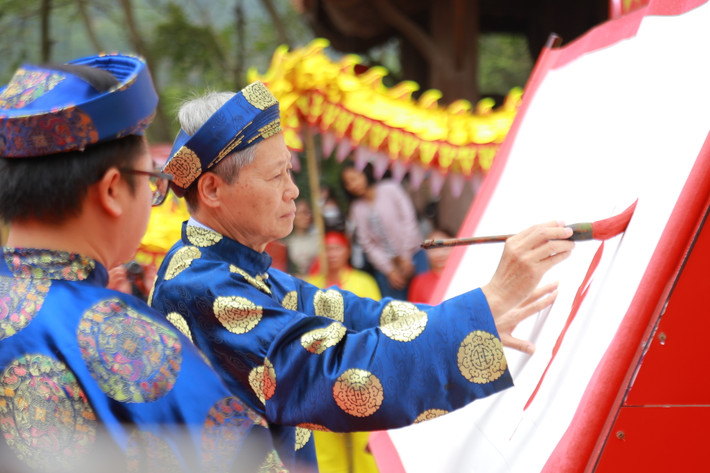 Phần khai bút diễn ra trang trọng với thư pháp gia cao tuổi khai 4 chữ nho: Phúc, An, Thịnh, Phát (có nghĩa luôn may mắn, bình an, đủ đầy, phồn vinh và ngày càng phát triển).