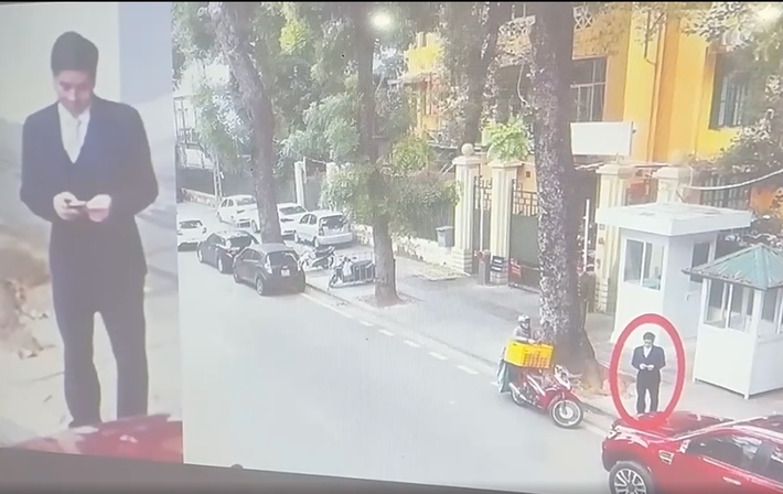 Hội đồng xét xử cũng đánh giá hành vi của bị cáo Hoàng Văn Hưng mang tính chất đặc biệt nguy hiểm, gây ra bức xúc cho xã hội. “Mặc dù đã chuyển công tác nhưng Hoàng Văn Hưng vẫn đưa ra thông tin gian dối, để nhận tiền của Lê Hồng Sơn, Nguyễn Thị Thanh Hằng. Sau khi nhận tiền, bị cáo đã không giúp được như đã hứa hẹn nên đã phạm tội Lừa đảo chiếm đoạt tài sản”.