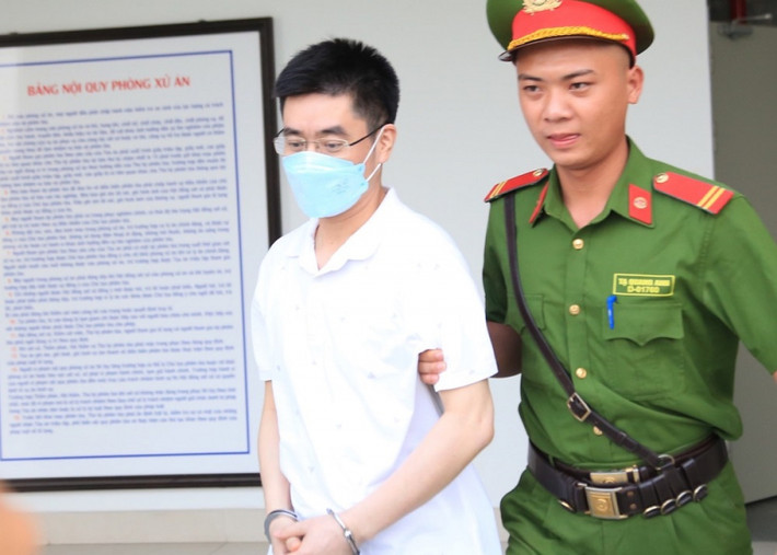 HĐXX kết luận, tháng 1/2022, bị cáo Hưng từng được phân công là điều tra viên của vụ án chuyến bay giải cứu. Ngày 19/9/2022, Hưng bị điều chuyển công tác, không còn làm điều tra vụ án. Thời gian Hưng được phân công điều tra vụ án, ông Tuấn đã liên hệ nhờ Hưng giúp đỡ, hướng dẫn các bị cáo Lê Hồng Sơn và Nguyễn Thị Thanh Hằng không bị xử lý hình sự.