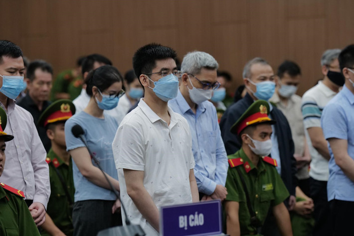 Tại tòa, Hưng không thừa nhận các cáo buộc, cho rằng Cơ quan điều tra buộc tội bằng lời khai một chiều, không có chứng cứ. Hội đồng xét xử nhận định, việc thu thập bằng chứng của Cơ quan điều tra, VKS là đúng quy định; bị cáo được giải trình, lấy lời khai nhiều lần, được cho viết bản tự khai để tự bào chữa nhưng bị cáo đã từ chối.