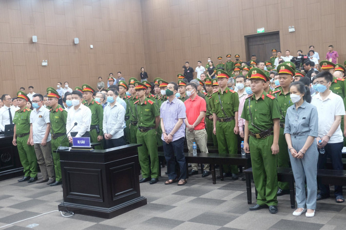 Bị cáo Hoàng Văn Hưng bị cáo buộc có hành vi lừa đảo “chạy án” cho hai bị cáo trong vụ án này là Nguyễn Thị Thanh Hằng, Phó Tổng Giám đốc Công ty Blue Sky và Lê Hồng Sơn, Tổng Giám đốc Công ty Blue Sky không bị xử lý hình sự, qua đó bị cáo Hưng chiếm đoạt 800.000 USD. Với hành vi phạm tội trên, bị cáo Hưng bị đại diện VKS đề nghị mức án từ 19 - 20 năm tù về tội lừa đảo chiếm đoạt tài sản.