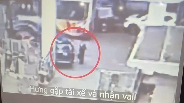 Chủ tọa phiên tòa cũng nhấn mạnh, cần một mức án nghiêm khắc, cao hơn mức đề nghị của VKS dành cho bị cáo Hưng mới đủ sức răn đe. “Hưng lợi dụng chức vụ, quyền hạn để lừa đảo chiếm đoạt tài sản. Bị cáo không thành khẩn, không ăn năn, đến nay cũng không khắc phục hậu quả vụ án”, chủ tọa phiên tòa nói.