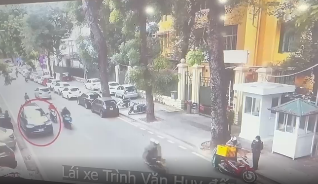 Dữ liệu điện tử và hình ảnh trích xuất từ camera còn thể hiện ngày 5/12/2022, tại cổng trụ sở Cơ quan An ninh điều tra, Hoàng Văn Hưng đã nhận chiếc cặp số do ông Tuấn gửi đến bên trong chứa 450.000 USD. Kết quả thực nghiệm điều tra và các lời khai thể hiện, sau thời điểm nhận vali tiền trên, Hoàng Văn Hưng tiếp tục gặp Hằng, Tuấn tại nhà của cựu Phó Giám đốc Công an TP Hà Nội.