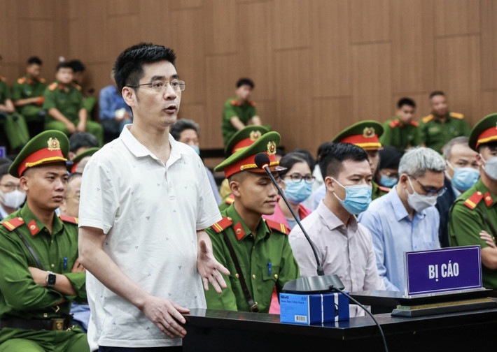 Hội đồng xét xử đưa ra nhiều căn cứ buộc tội đối với Hưng, phần lớn là từ lời khai của bị cáo Nguyễn Anh Tuấn, cựu Phó Giám đốc Công an TP Hà Nội và Nguyễn Thị Thanh Hằng, Phó Tổng giám đốc Công ty Blue Sky. Cụ thể, căn cứ vào lời khai của bị cáo Tuấn và Hằng về việc Hưng nhận giúp đỡ “chạy án” cho Hằng và Lê Hồng Sơn; việc Hưng yêu cầu đưa tiền; các cuộc gặp gỡ, nội dung các cuộc gặp; căn cứ vào nội dung ghi chép của Hằng về 13 lần chuyển tiền cho Tuấn để đưa cho Hưng.