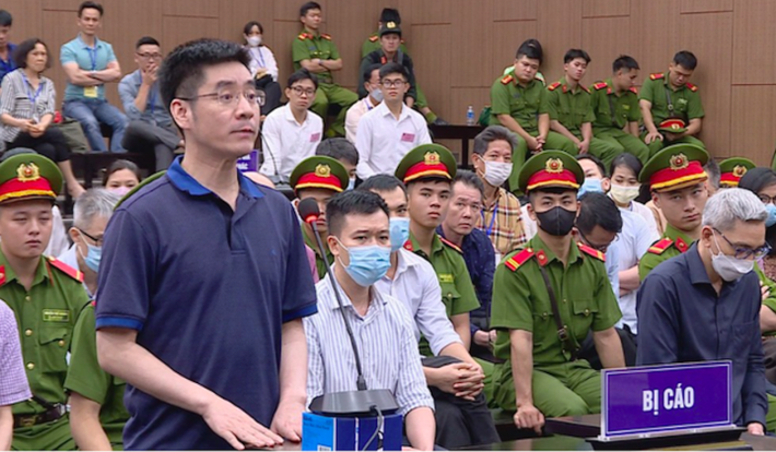 HĐXX cho rằng, tại tòa, bị cáo Hoàng Văn Hưng không thừa nhận việc nhận khoản tiền nào từ Nguyễn Anh Tuấn và không hướng dẫn Hẳng khai báo. Tuy nhiên, Hưng xác nhận đã gặp riêng Nguyễn Thanh Hằng tại nhà Tuấn và có nhận cặp số do ông Tuấn gửi đến, nhưng khai bên trong không có tiền mà là 4 chai rượu vang. HĐXX đánh giá việc Hưng tiếp xúc, gặp gỡ Hằng, người đang bị điều tra ở ngoài trụ sở cơ quan mà không báo cáo với đơn vị, là vi phạm quy định của Bộ Công an.