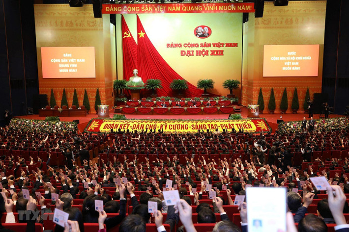 Các đại biểu biểu quyết thông qua các nội dung tại phiên trù bị Đại hội lần thứ XIII của Đảng.