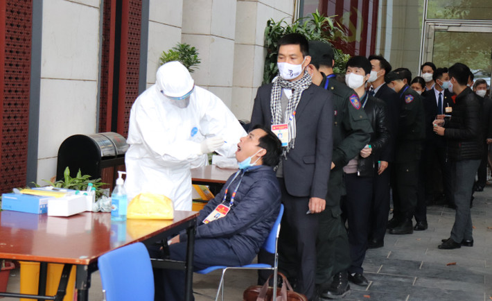 Trưởng Tiểu ban Tổ chức phục vụ Đại hội, Ủy viên Bộ Chính trị, Thường trực Ban Bí thư Trần Quốc Vượng đã rất quan tâm chỉ đạo, yêu cầu phải đảm bảo an toàn thông tin, cũng như an toàn sức khỏe. Do đó, các đại biểu, lực lượng báo chí trong nước và nước ngoài, an ninh, phục vụ đều được xét nghiệm COVID-19, đeo khẩu trang khi thực hiện nhiệm vụ.