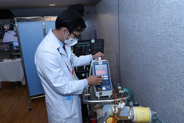 Theo quy định, tất cả các đại biểu tham dự Đại hội Đảng và những người phục vụ Đại hội Đảng đều phải trải qua hai lần xét nghiệm COVID-19. Lần 1 trong vòng 7 ngày trước Đại hội và lần 2 trong vòng 1- 2 ngày trước Đại hội. Kết quả hai lần xét nghiệm của toàn bộ hơn 10.000 người đều âm tính.