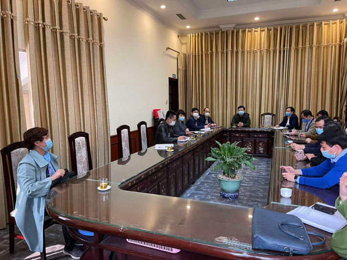 Chiều 29/1, đoàn công tác của Tập đoàn Sun Group do bà Vũ Thị Cẩm Trang – Phó Chủ tịch, Tổng Giám đốc Sun Group Vùng Thủ đô dẫn đầu đã lên đường làm việc với lãnh đạo UBND tỉnh Hải Dương và khảo sát các địa điểm đề xuất, tìm ra vị trí phù hợp xây dựng Bệnh viện Dã chiến thứ ba trên địa bàn tỉnh này.