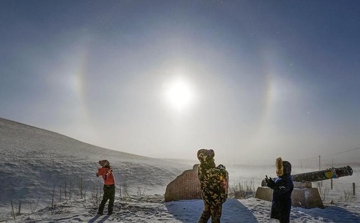 Theo tìm hiểu, hiện tượng thú vị này có tên là "mặt trời ảo" (sun dog), tạo nên ảo giác hai, ba hay nhiều "Mặt Trời" xuất hiện cùng lúc. Tuy nhiên, chỉ có một Mặt Trời là thật còn lại là Mặt Trời ảo, trong đó Mặt Trời thật luôn sáng hơn.