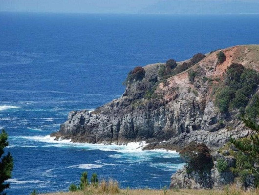 Trên đảo cũng có hai đường băng, phục vụ hàng không. Chỉ mất 30 phút, có thể bay từ Auckland đến đây.