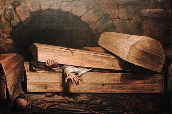 5. Cô Fagilyu Mukhametzyanov, 49 tuổi ở Kazan, Nga bị các bác sĩ tuyên bố là đã chết và được gia đình tổ chức đám tang ngay sau đó. Tuy nhiên, trong tang lễ, cô Fagilyu đột nhiên tỉnh lại và khi nhận ra mình đang ở trong quan tài, có khả năng bị chôn sống, cô đã hét lên rất to để thu hút sự chú ý của mọi người. Đáng buồn thay, toàn bộ tình huống khiến cô bị sốc và đau tim, cuối cùng chết thực sự.