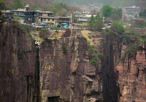 Đất nước Trung Quốc rộng lớn, có rất nhiều phong cảnh hùng vĩ, đẹp ngoạn mục. Có cả những nơi đáng sợ vì hiểm trở, trập trùng, thách thức sự khám phá của con người.