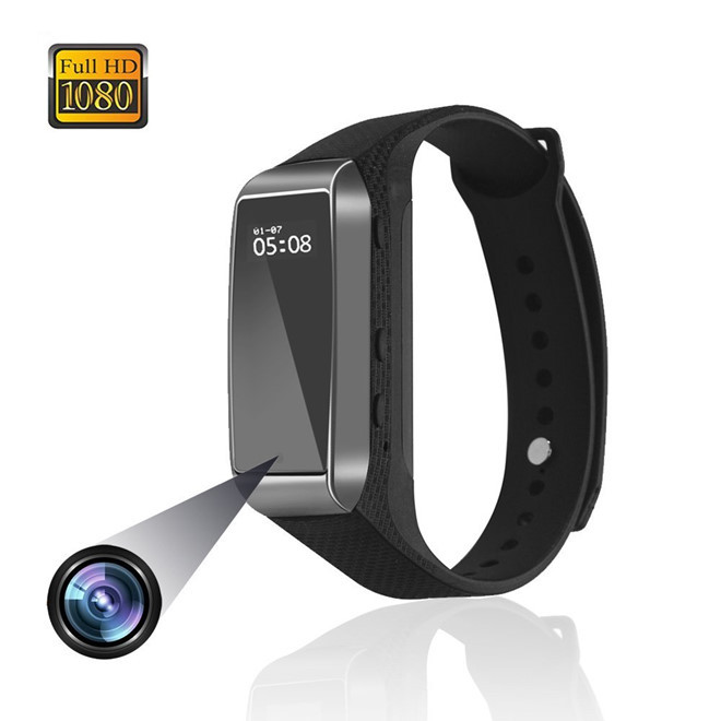 Chiếc đồng hồ đeo tay kiêm camera ESROVER có rất nhiều tính năng. Ngoài chức năng theo dõi luyện tập thể dục thể thao, thiết bị này có thể ghi video 1.080p với độ sắc nét hiếm thấy. ESROVER là chiếc đồng hồ đeo tay đầu tiên được tích hợp sẵn camera. Sản phẩm có giá 59,99 USD trên Amazon.