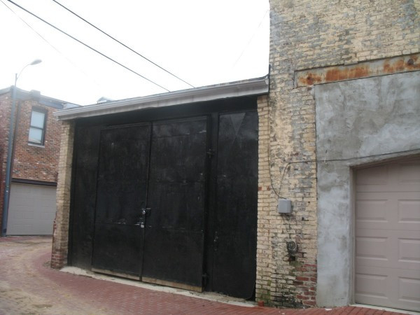 Nhà kho chật hẹp này được xây dựng vào những năm 1890 nên giá rất rẻ. Người đàn ông có nickname Psychemagic quyết định mua nhà kho cũ kỹ này và tiến hành đại tu nhà kho theo ý tưởng của mình.