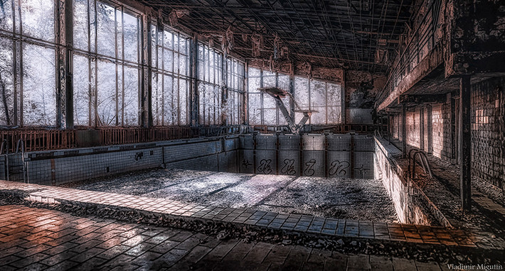 Bể bơi bị bỏ hoang tại khu Chernobyl Exclusion.
