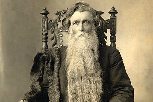 2. Chết vì vấp phải bộ râu của chính mình. Hans Steininger là người đàn ông nổi tiếng, được biết đến nhiều vào những năm 1560 vì là một trong những người sở hữu bộ râu dài nhất trên thế giới. Thế nhưng, chắc chắn Hans không thể ngờ rằng, bộ râu mà ông rất đỗi tự hào lại có thể mang đến sự bất hạnh cho ông. Được biết, Hans có thói quen cuộn bộ râu lại và nhét trong túi da để không làm cản trở di chuyển, hoạt động. Tuy nhiên, một ngày nọ, Hans quên mất việc đó và không may, đúng hôm đó Hans gặp một vụ hỏa hoạn. Trong lúc cố gắng chạy ra khỏi đám cháy, Hans vấp phải bộ râu của mình và ngã gãy cổ.