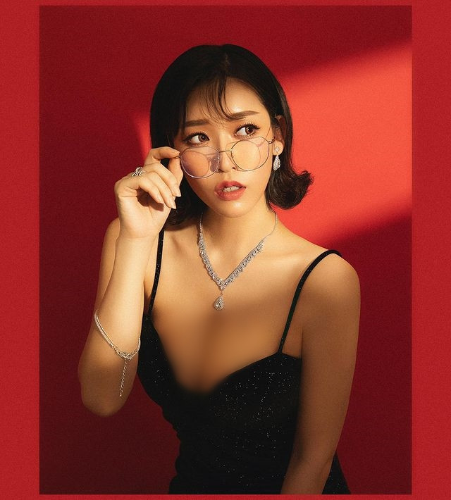 Vào dịp Tết Nguyên đán, hot girl xinh đẹp cũng đã khiến dân tình náo loạn khi tung ảnh diện chiếc váy sequin mày đen dáng body, bó sát cơ thể.