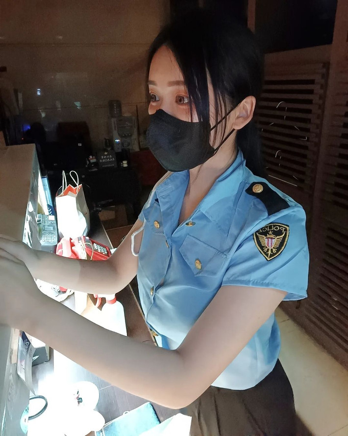 Mới đây, hình ảnh của một nữ bảo vệ xinh đẹp, nóng bỏng thu hút đông đảo sự quan tâm, chú ý của cư dân mạng. (Nguồn ảnh: IG)