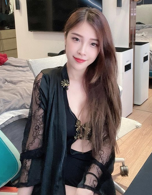 Cô nàng nhận về nhiều lời chỉ trích vì bộ ảnh hở hang lố bịch, khiến nhiều người "gai mắt".
