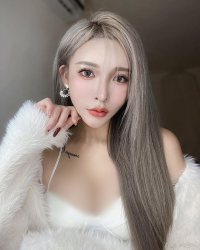 Hot girl San Nhi, người Trung Quốc, luôn xuất hiện trong trang phục hờ hững đầy quyến rũ. Mỗi lần xuất hiện, San Nhi đều gây chú ý, khiến mọi người bàn tán xôn xao.